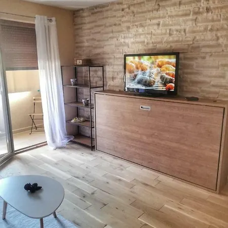 Apartment Matan, Postira